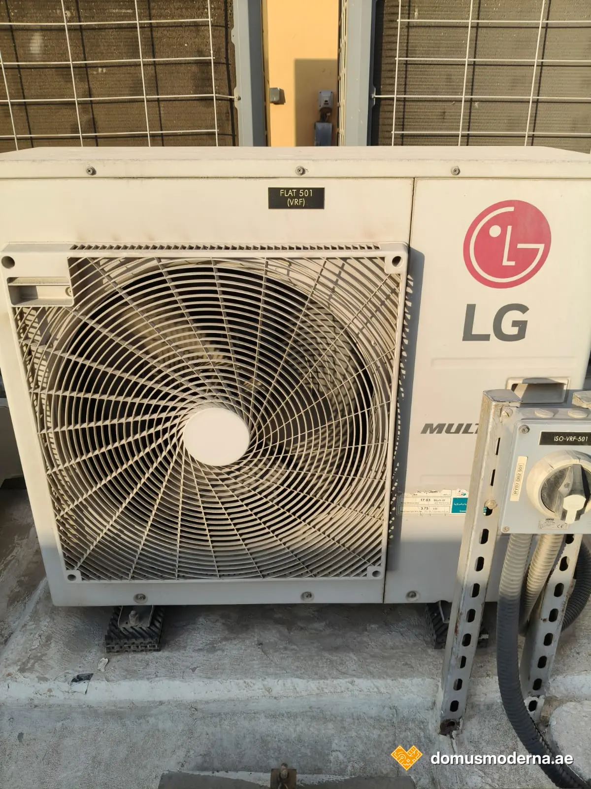 Наружный блок LG Multi V с рубильником ISO-VRF перед началом работ — обслуживание кондиционеров Domus Moderna, Дубай