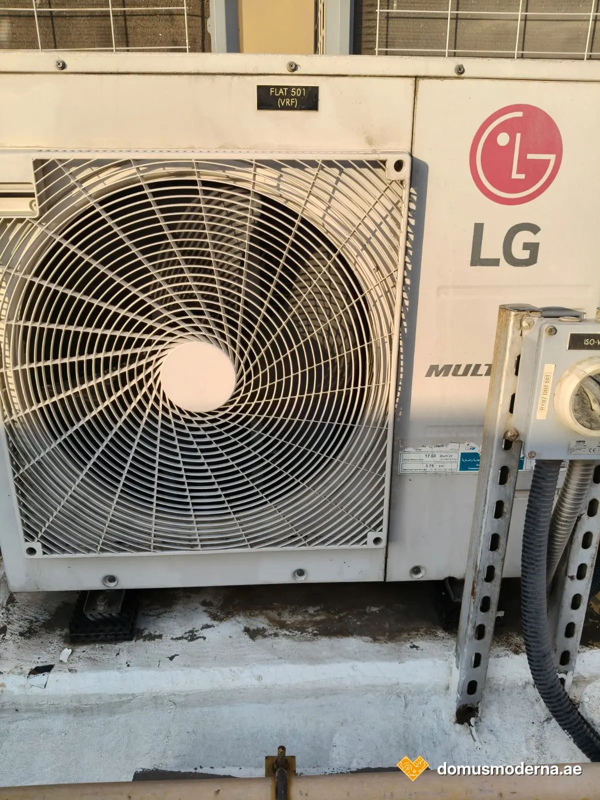 Наружный блок LG Multi V системы VRF на кровле жилого дома — кондиционирование Domus Moderna, Дубай